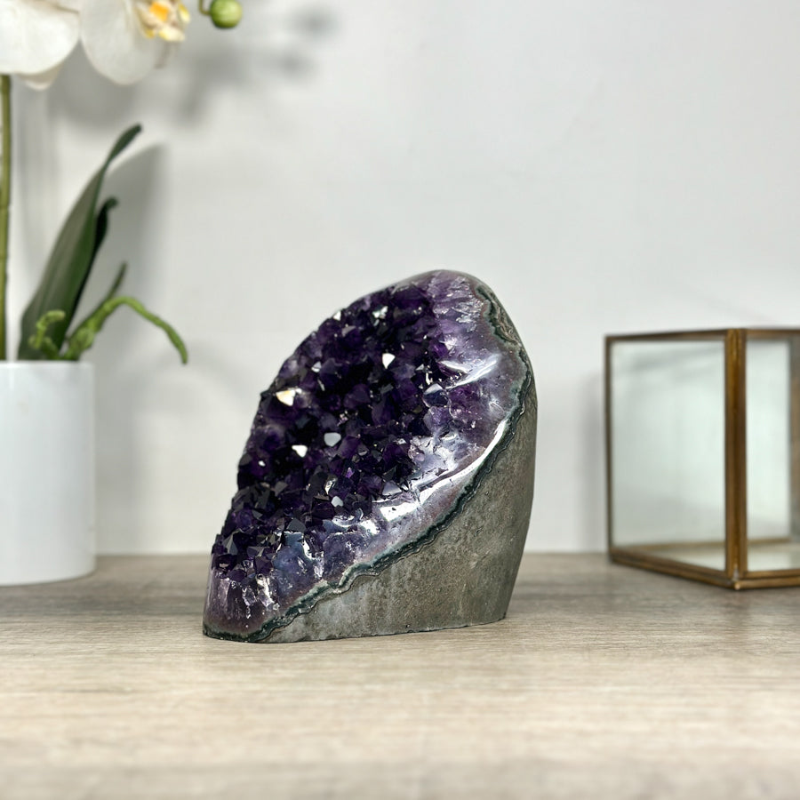 Amethyst-Druse mit großkristalliner, tiefvioletter Kristallstruktur