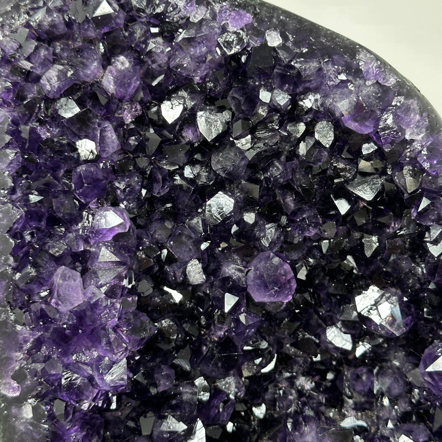 Amethyst-Exemplar mit natürlicher Kristallausprägung, in hochwertiger Naturqualität