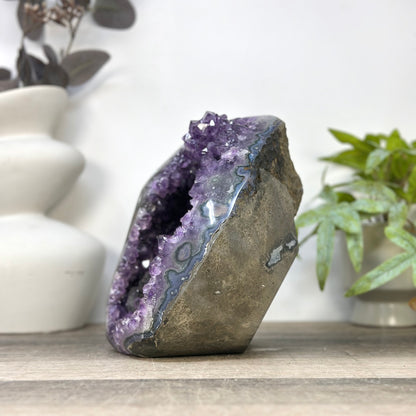 Amethyst-Geode mit kristallinen Kalzit-Einschlüssen und feinen Spitzen