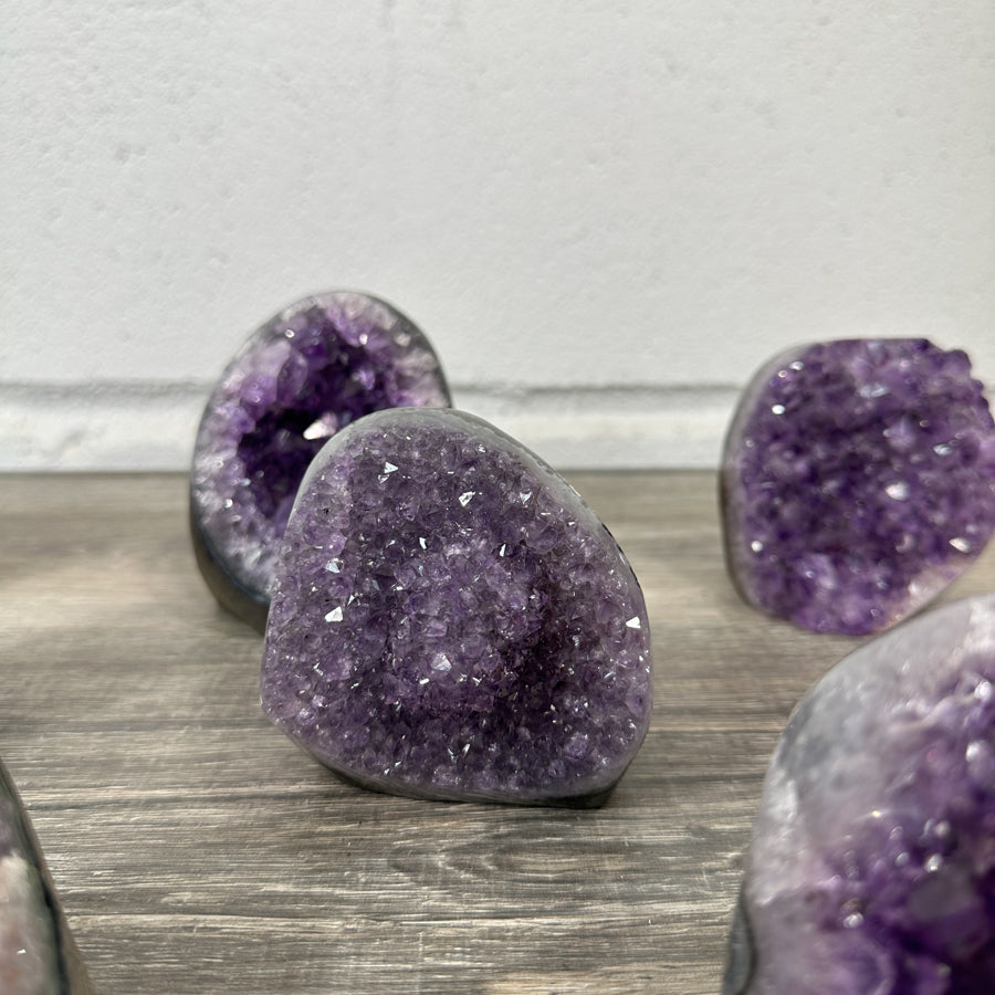 Amethyst-Kathedralen & Drusen-Set 18-teilig, mit dicht gewachsenen, violetten Kristallformationen