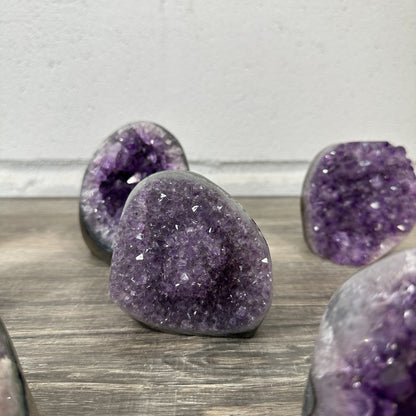 Amethyst-Kathedralen & Drusen-Set 18-teilig, mit dicht gewachsenen, violetten Kristallformationen