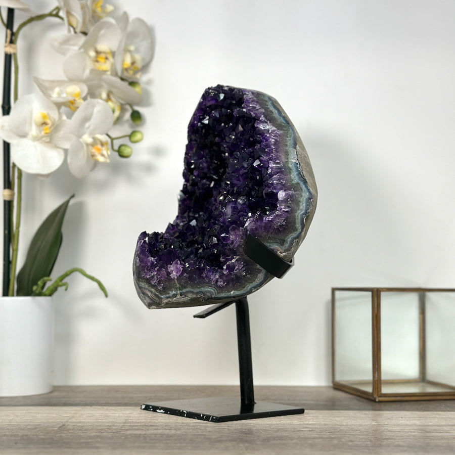 Amethyst-Geode mit tiefvioletter, raumgreifender Kristallstruktur, in ausgewählter Spitzenqualität