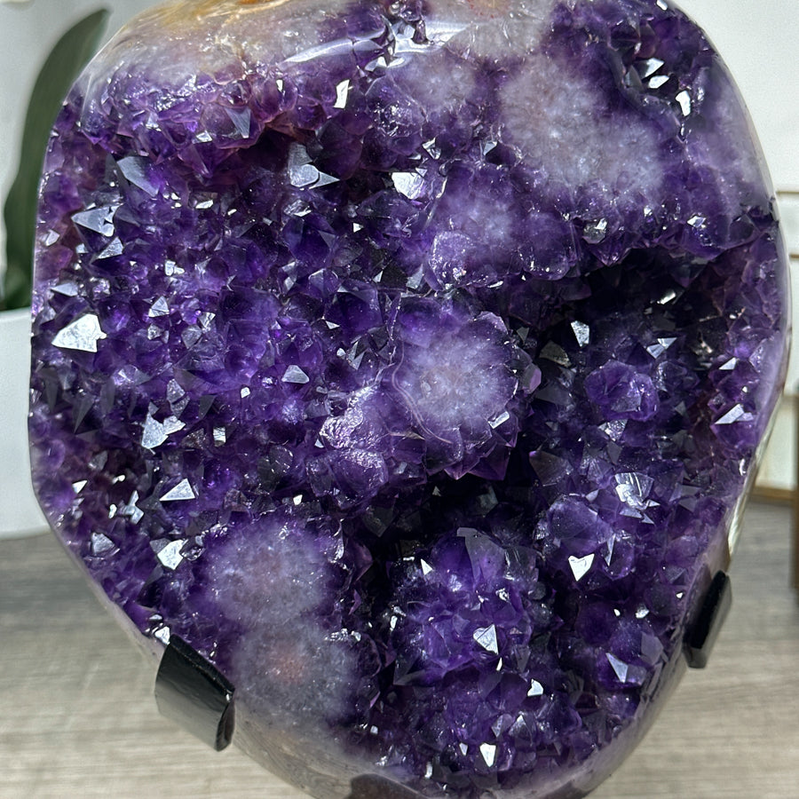 Amethyst-Cluster mit kompakt gewachsener, stalaktitischer Innenstruktur, in ausgewählter Spitzenqualität