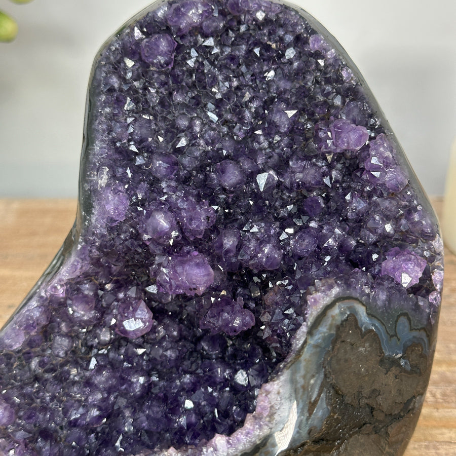 Amethyst-Druse mit tief ausgeprägter, architektonischer Kristallkammer