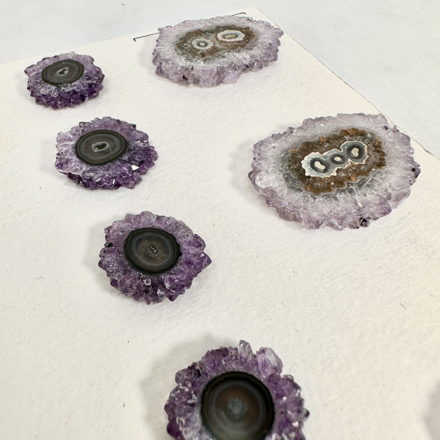 Amethyst-Stalaktiten-Scheiben mit konzentrischer Kristallstruktur