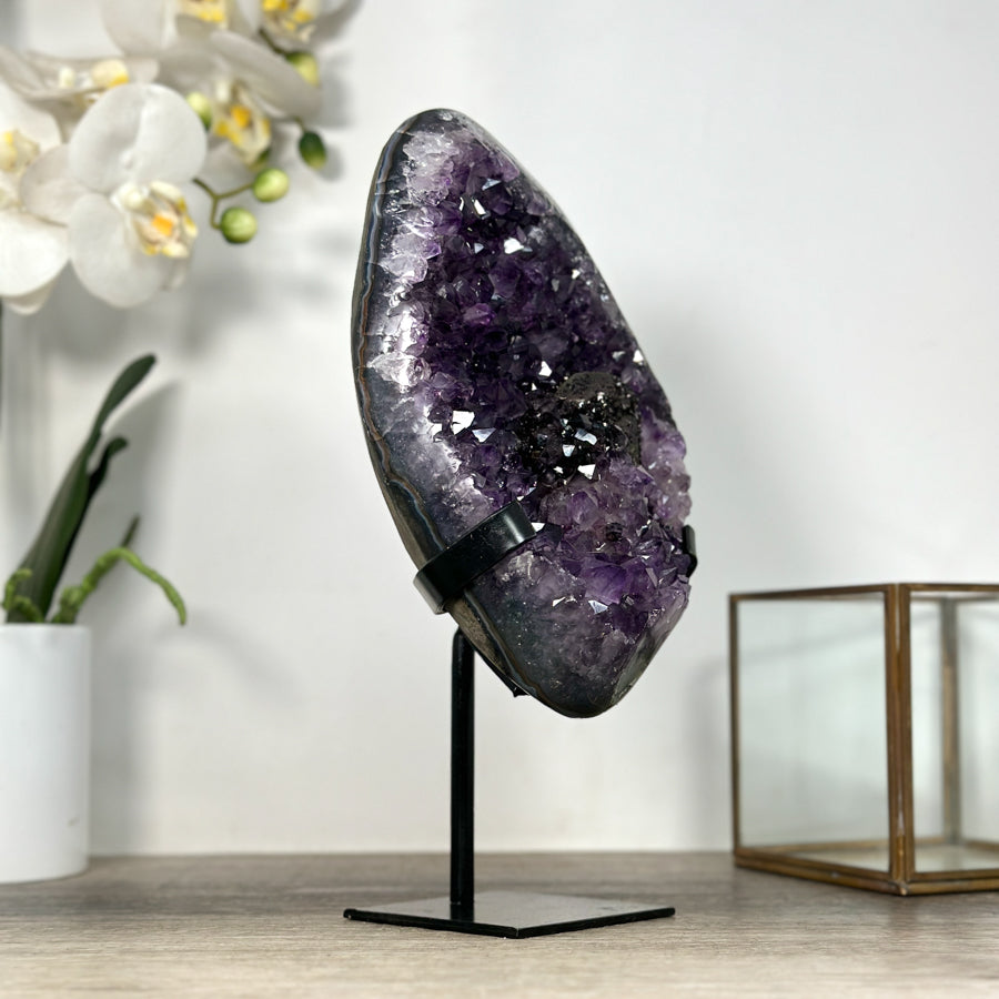 Amethyst-Cluster groß mit schwarzer Hämatit-Formation