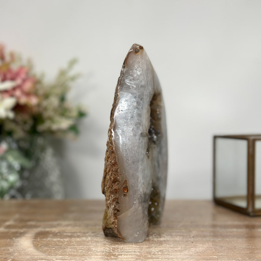 Zuckerquarz-Druzy-Flammenskulptur mit fein funkelnder, drusiger Oberfläche
