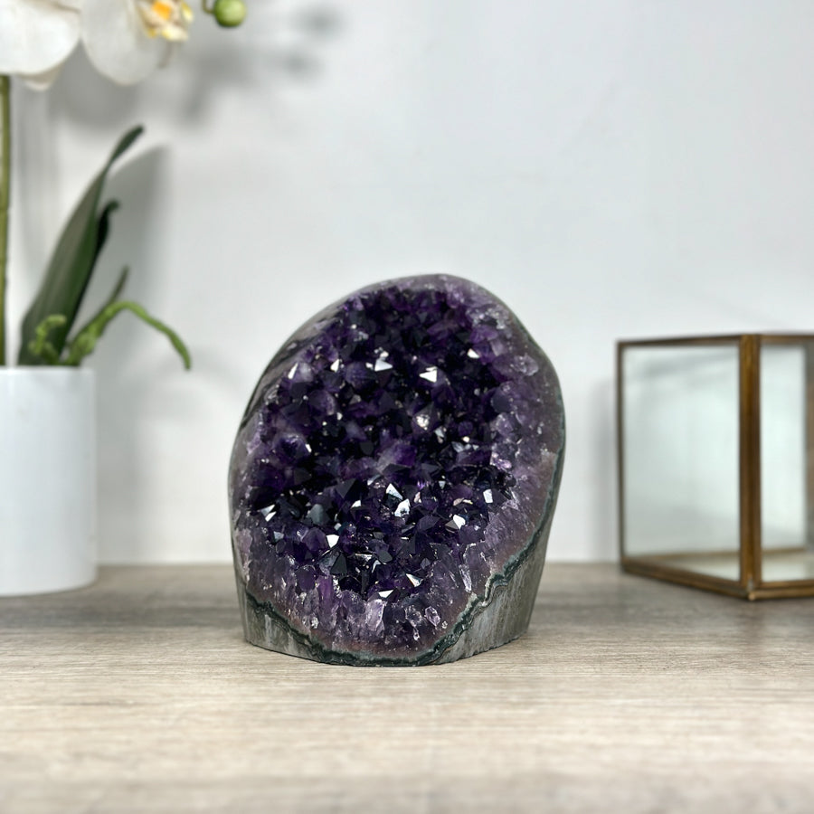 Amethyst-Druse mit großkristalliner, tiefvioletter Kristallstruktur