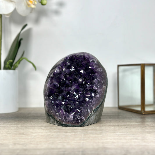 Amethyst-Druse mit großkristalliner, tiefvioletter Kristallstruktur