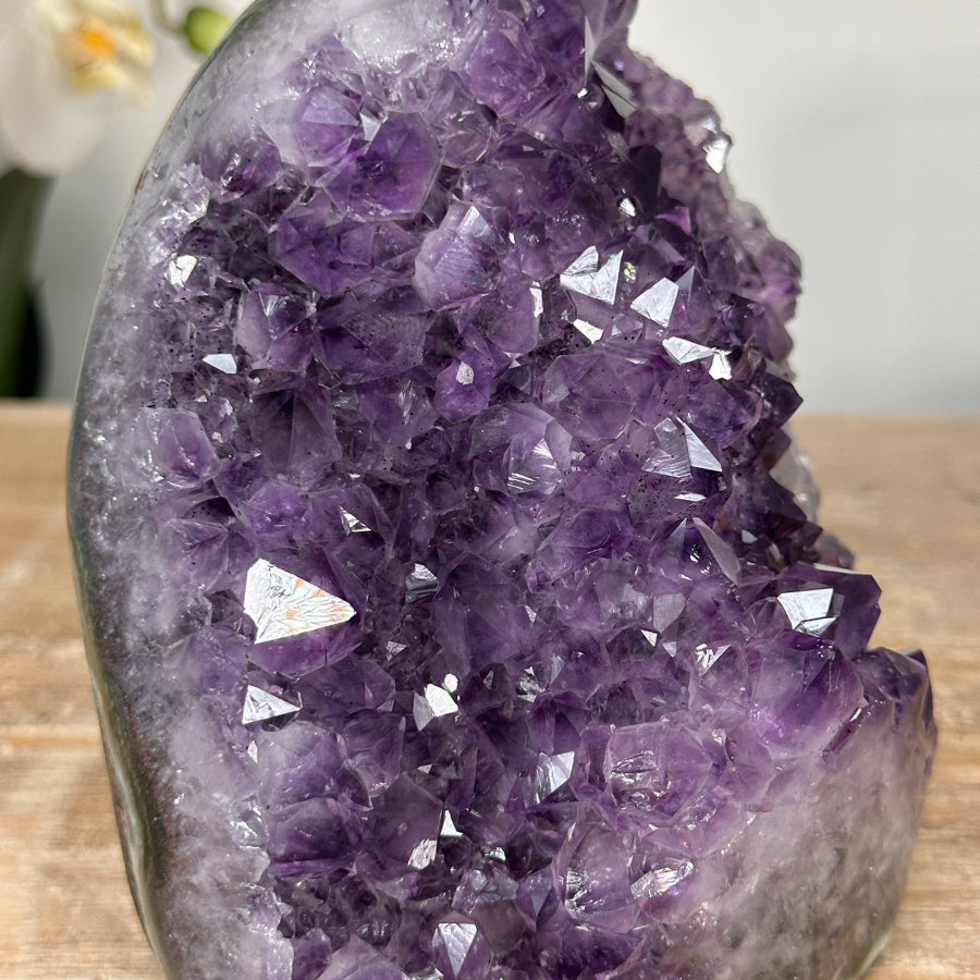 Amethyst-Kathedrale mit ausgeprägter Stalaktitenstruktur und tiefvioletter Kristallauskleidung