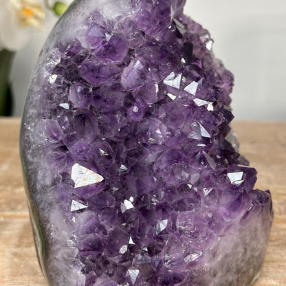 Amethyst-Kathedrale mit ausgeprägter Stalaktitenstruktur und tiefvioletter Kristallauskleidung