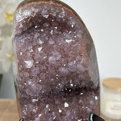 Amethyst-Blauachat-Kristallcluster mit kontrastreicher Mineralstruktur