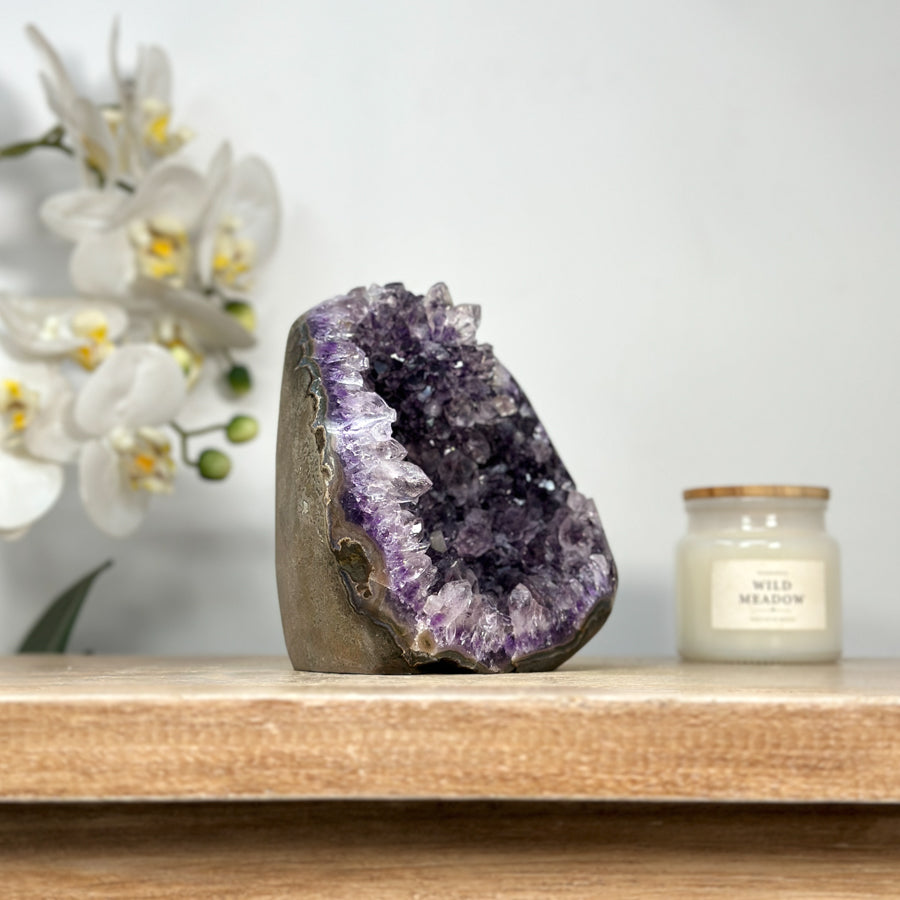 Amethyst-Geode mit samtig violetter, kraftvoller Kristallstruktur