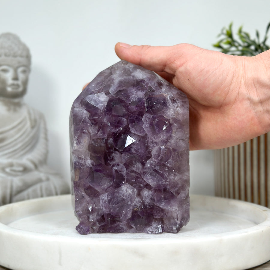 Amethyst-Obelisk mit großkristalliner Oberflächenstruktur