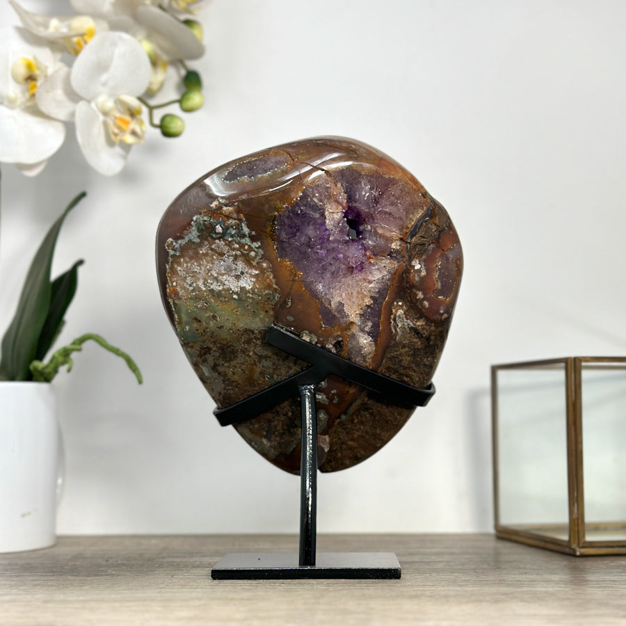 Amethyst-Geode mit kontrastreicher Achat-Randzone