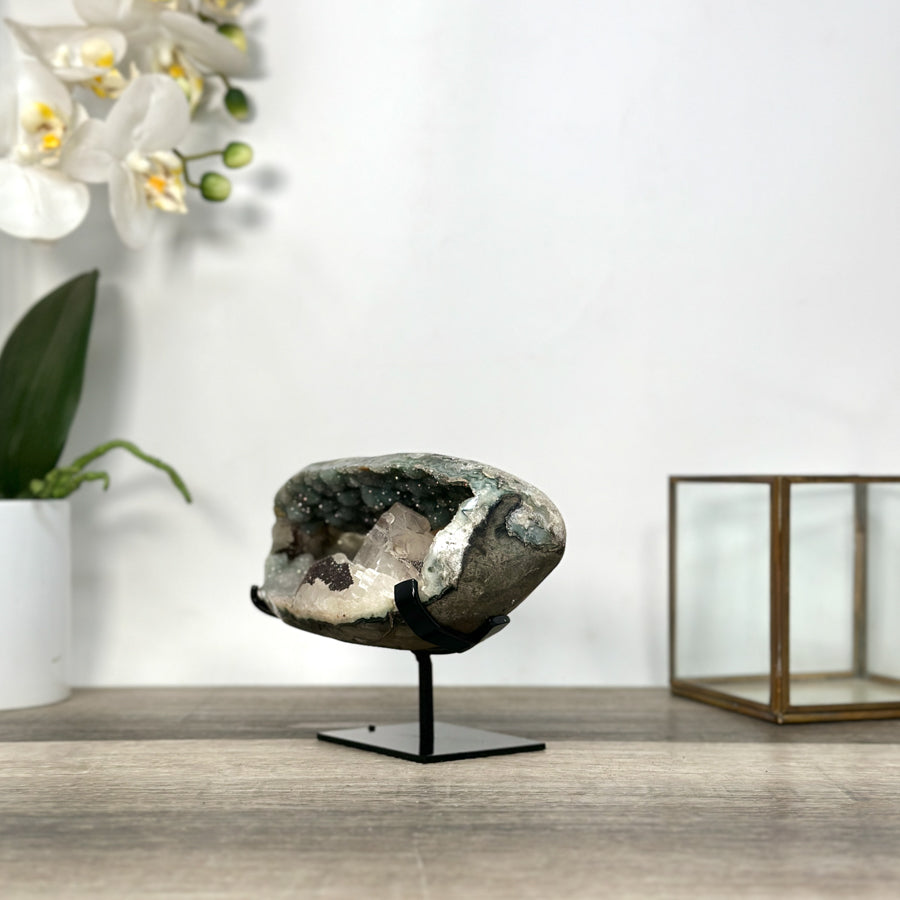 Quarz-Geode mit Kalzitkristall und grünlicher Farbwirkung