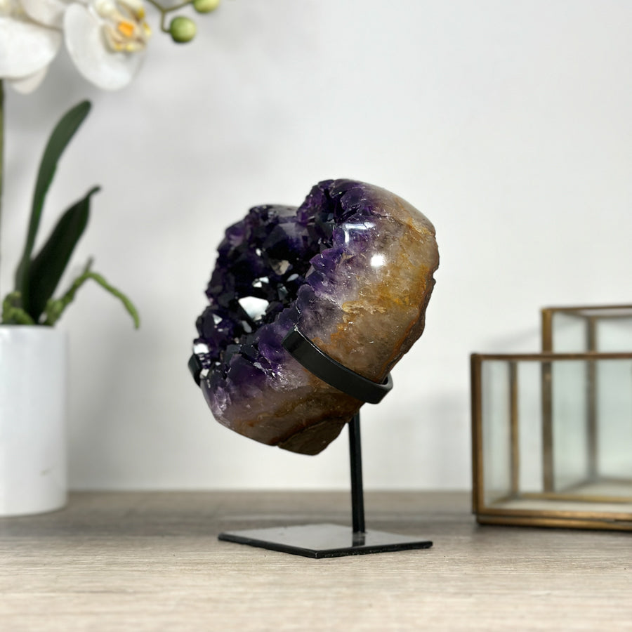 Amethyst-Herzskulptur mit natürlicher Kristallstruktur