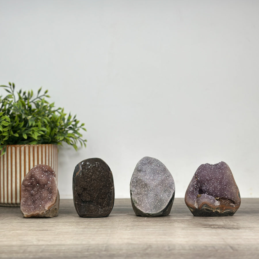 Mineralien-Kathedralen- und Drusen-Set 4-teilig, mit kontrastreicher Mineralvielfalt