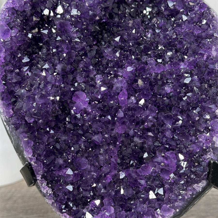 Amethyst-Cluster mit voluminösen, tiefvioletten Kristallformationen