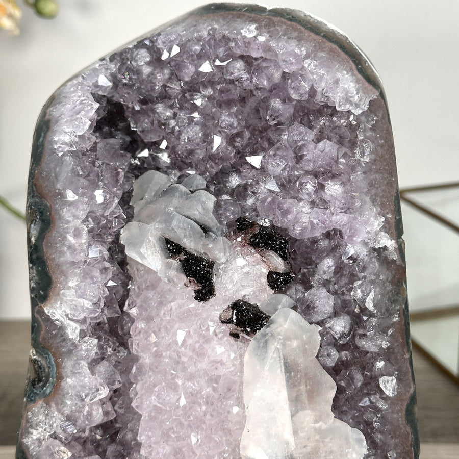 Amethyst-Geode mit strukturierter Kalzitformation und kompakter Kristallarchitektur