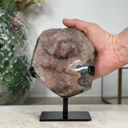 Quarz-Druzy mit kristalliner Calcitauflage und funkelnder Oberflächenstruktur