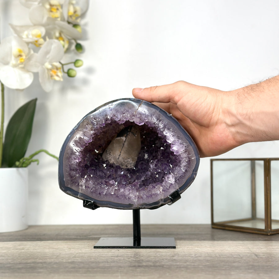 Amethyst-Geode mit Achat-Schale und kompakter Kristallstruktur