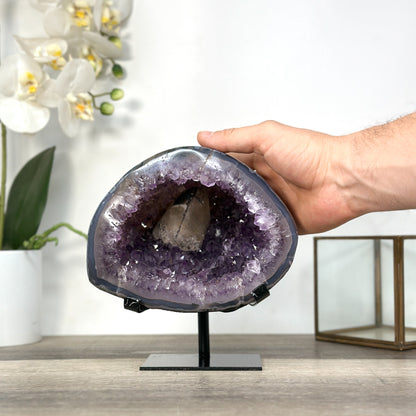 Amethyst-Geode mit Achat-Schale und kompakter Kristallstruktur