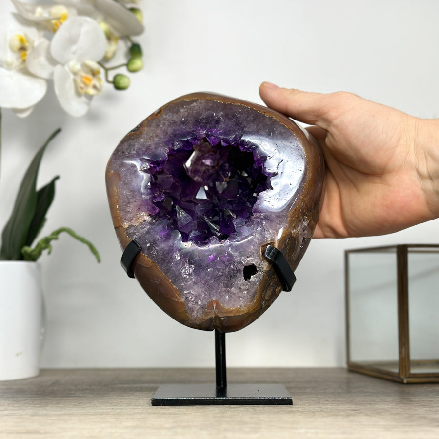 Amethyst-Geode mit kontrastreicher Achat-Randzone