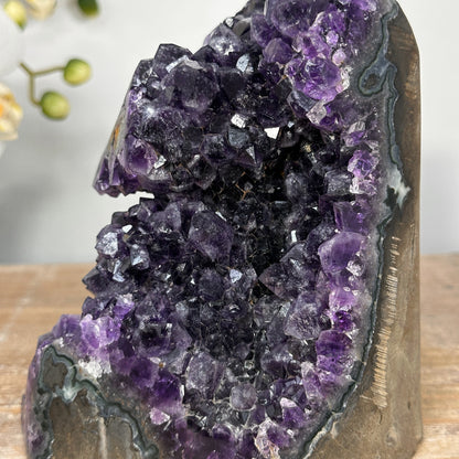 Amethyst-Druse mit intensiv tiefvioletter Kristallstruktur