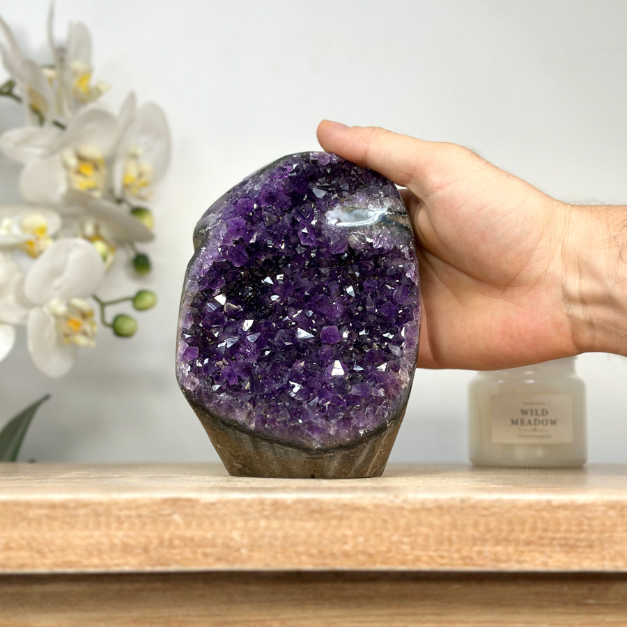 Amethyst-Druse mit großkristalliner, tiefvioletter Kristallstruktur