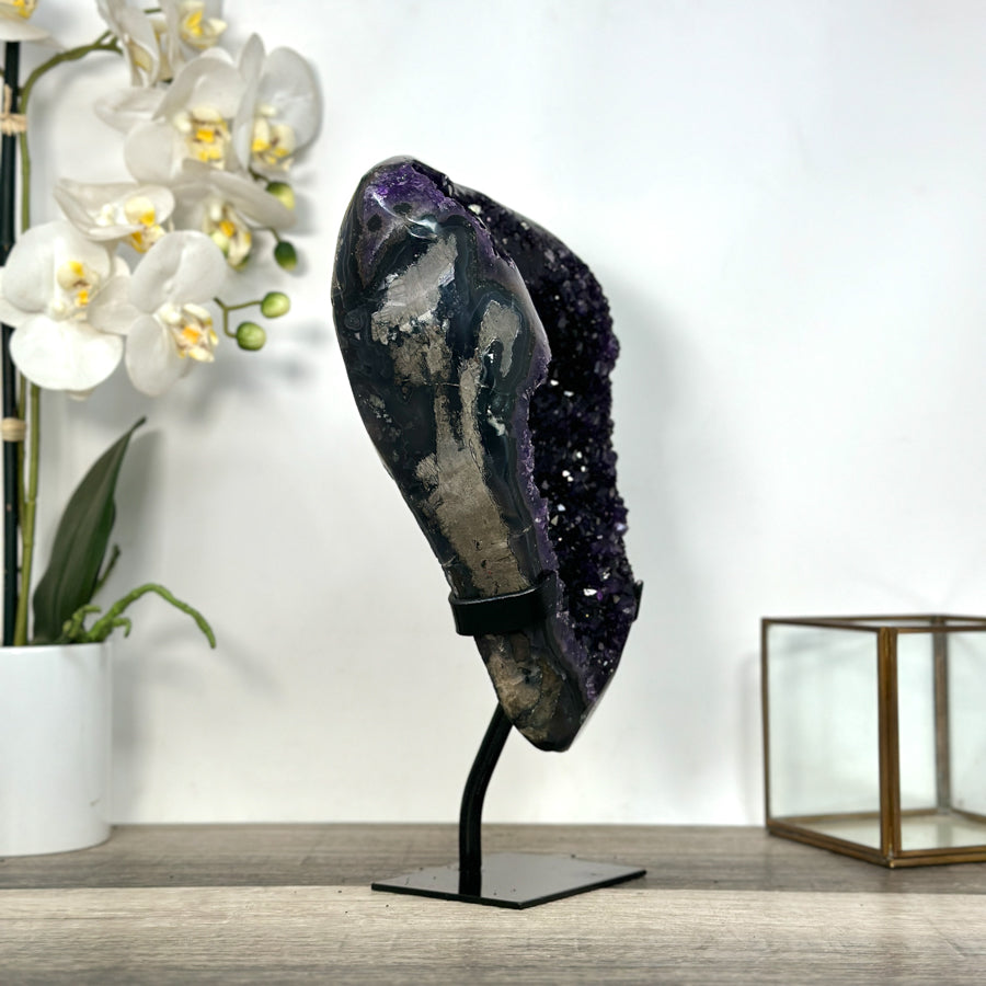 Amethyst-Geode mit intensiv violetter Kristallstruktur