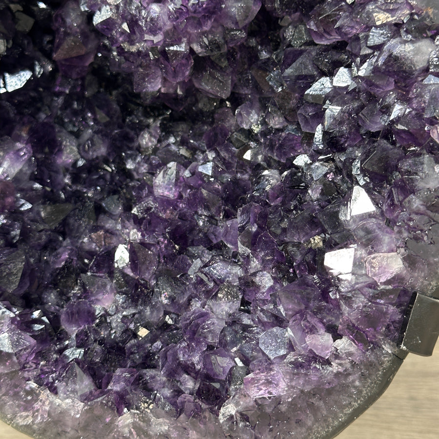 Amethyst-Geode mit groß gewachsener Kristallfläche