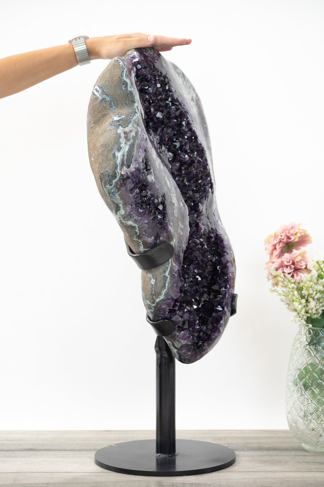 Amethyst-Jaspis-Kristallcluster XXL mit kontrastreicher Mineralmatrix, in exklusiver Premiumqualität