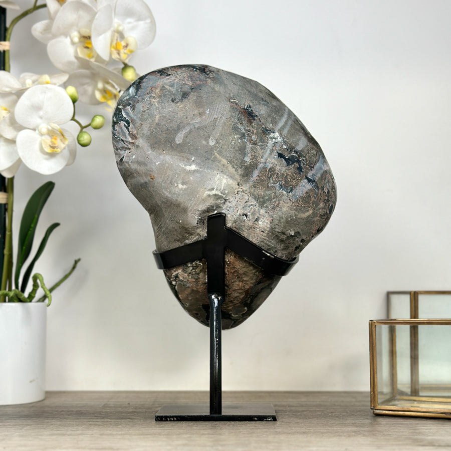 Amethyst-Kristallformation mit monumental gewachsener Kristallstruktur, in exklusiver Premiumqualität
