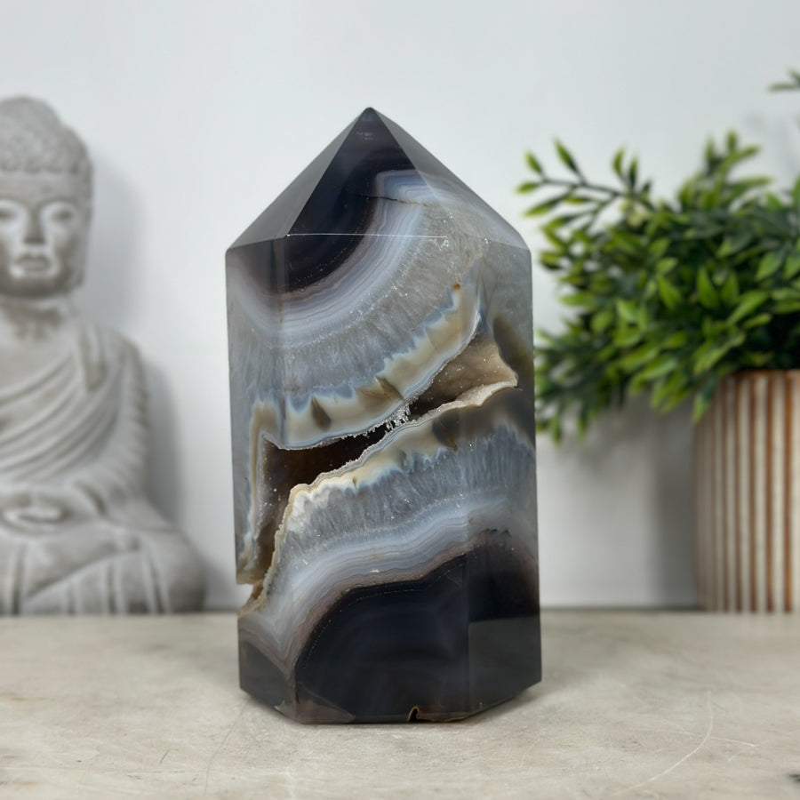 Achat-Obelisk mit natürlich geöffneter Kristallkammer