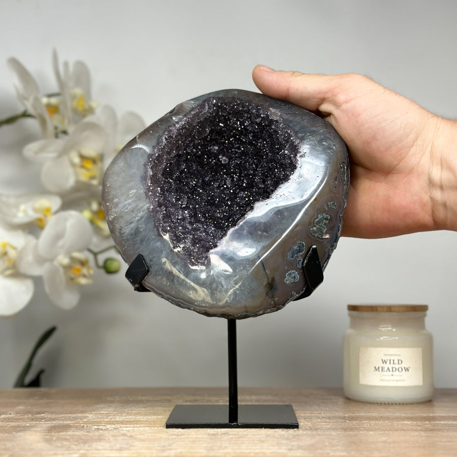 Druzy-Amethyst-Geode mit Quarzschale und tiefvioletter Kristallstruktur