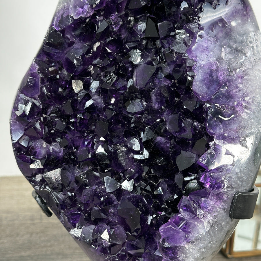 Amethyst-Kristallcluster mit intensiv dunkler Purpurzone