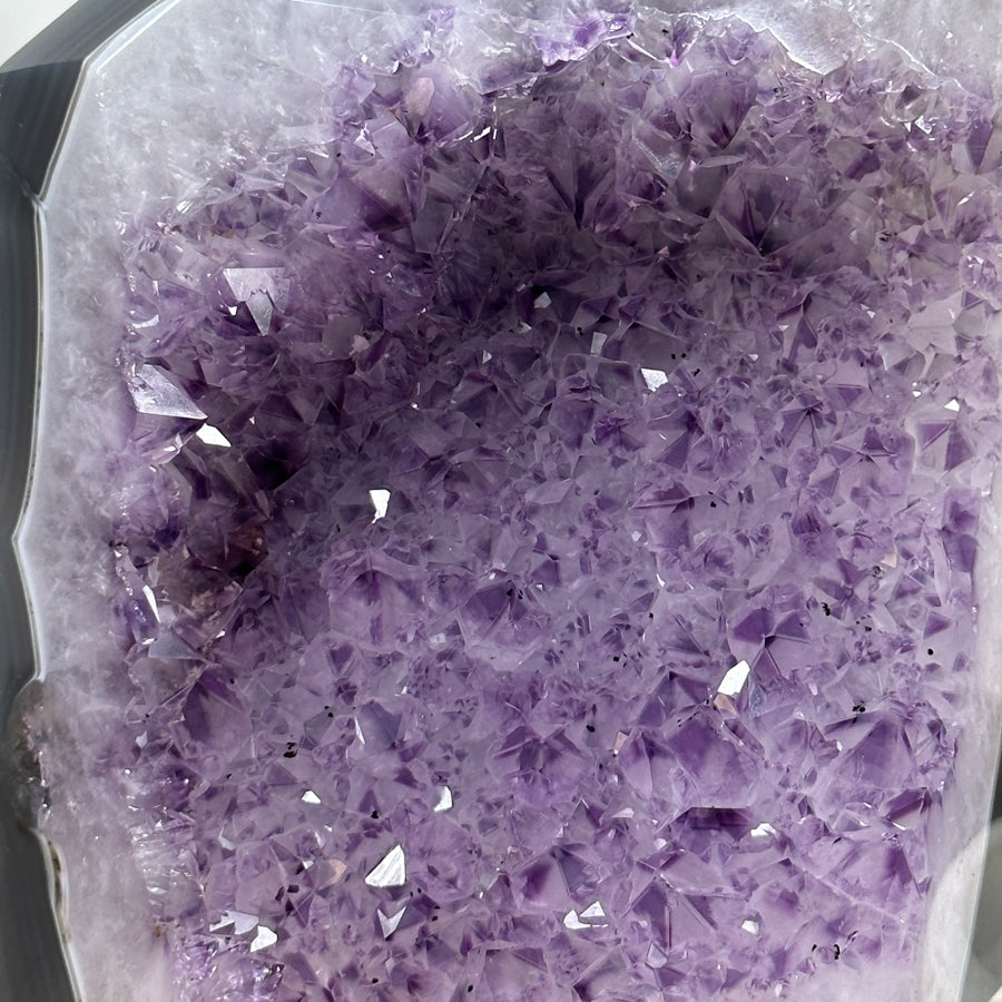 Blaugebänderter-Achat-Amethyst-Obelisk mit markanter Mineralmatrix