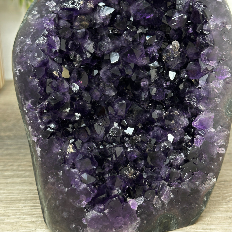 Amethyst-Kathedrale groß mit intensiv ausgeprägter, tiefvioletter Kristallkammer