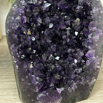 Amethyst-Kathedrale groß mit intensiv ausgeprägter, tiefvioletter Kristallkammer