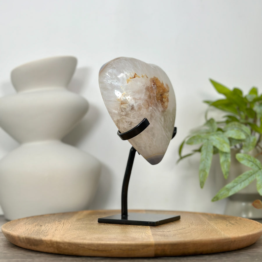 Gelbe Quarz-Druzy-Herzskulptur mit funkelnder Druzy-Oberfläche und transparenter Kristallbildung
