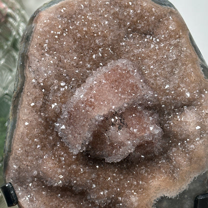 Quarz-Druzy mit kristalliner Calcitauflage und funkelnder Oberflächenstruktur