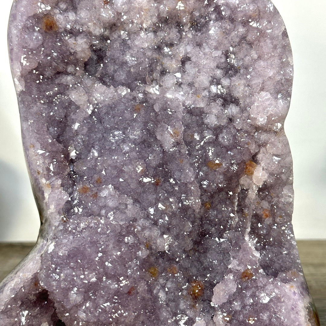 Zucker-Amethyst-Kathedrale mit purpurner Kristallarchitektur und samtiger Textur