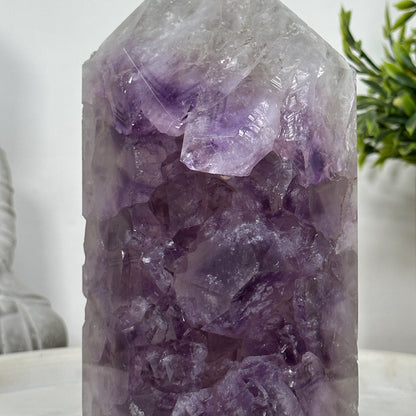 Amethyst-Obelisk mit großkristallinem Zentrum
