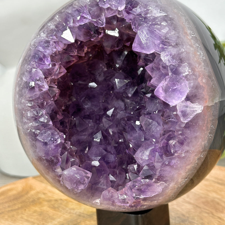 Amethyst-Achat-Steinkugel groß mit ausgewogener Kristallbildung
