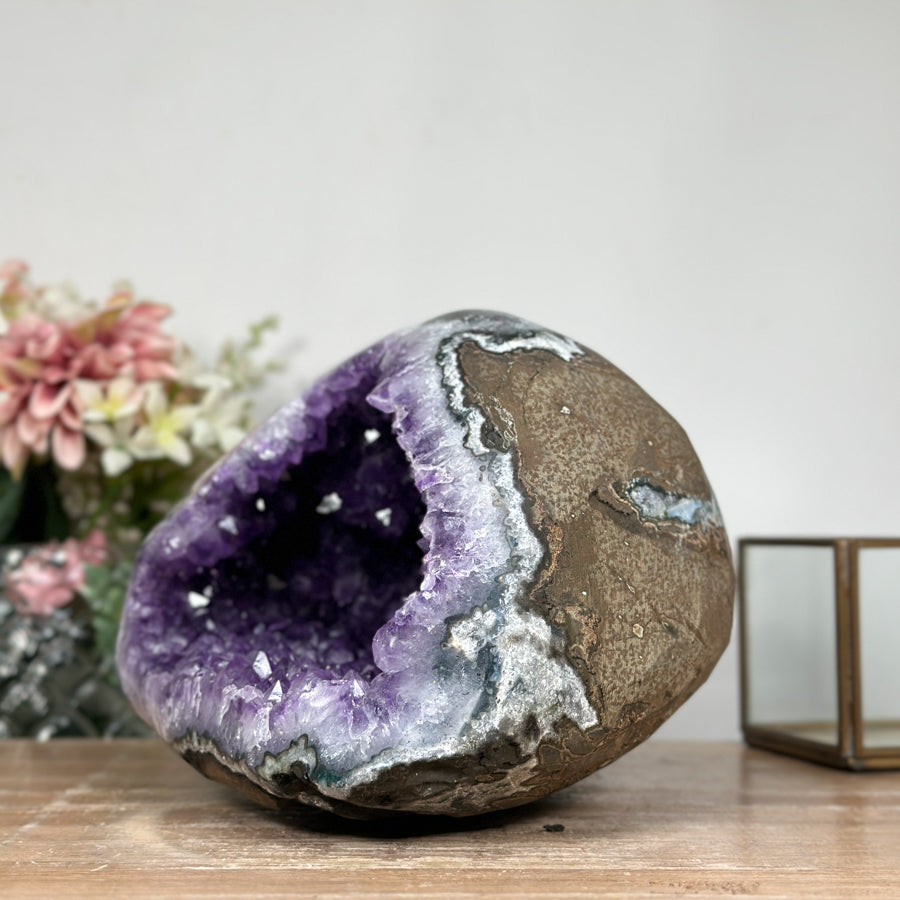 Amethyst-Geode groß mit kraftvoll ausgeprägter Kristallstruktur