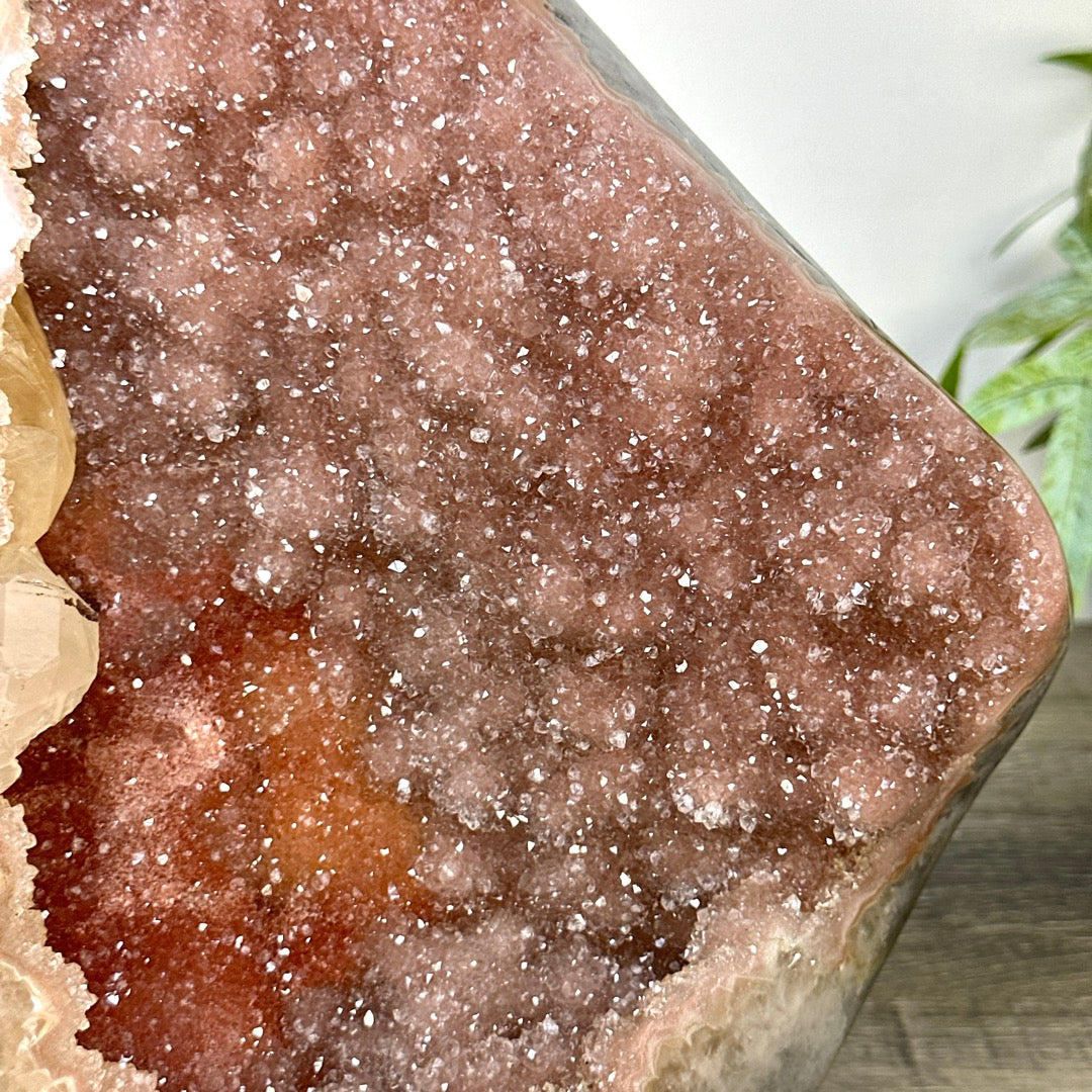 Pinkfarbener Amethyst Kathedrale massiv mit integrierter Calcitformation