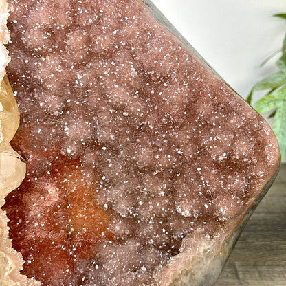 Pinkfarbener Amethyst Kathedrale massiv mit integrierter Calcitformation