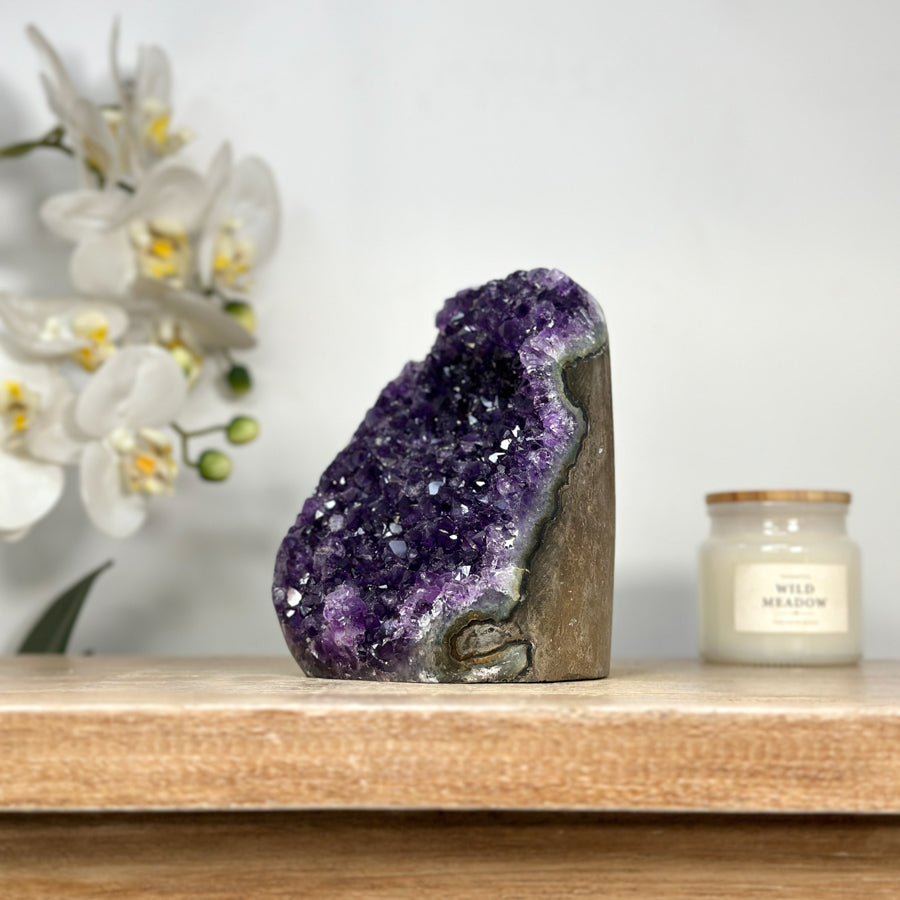 Amethyst-Druse mit klar geöffneter Kristallkammer und violetter Kristallstruktur