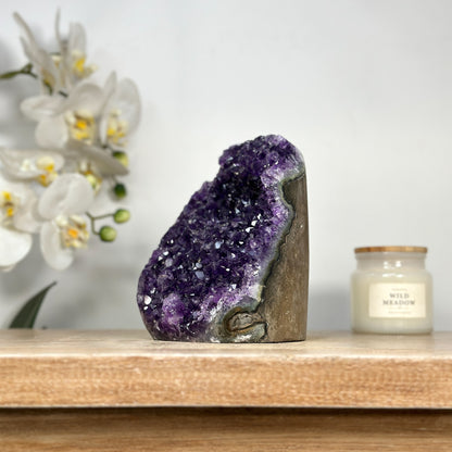 Amethyst-Druse mit klar geöffneter Kristallkammer und violetter Kristallstruktur